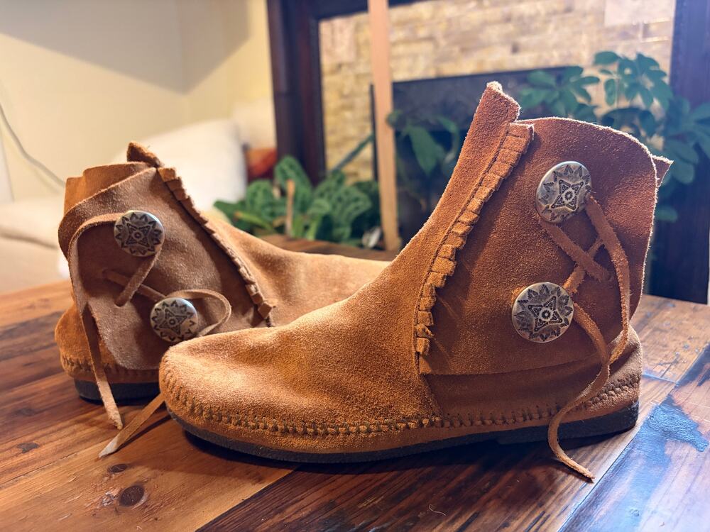 Minnetonka Two Button Hardsole Suede Ankle Boots Size 8